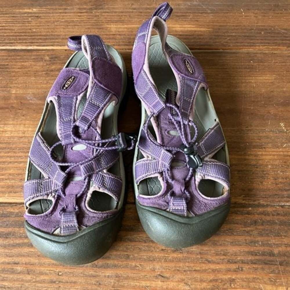Size 9 purple Keens